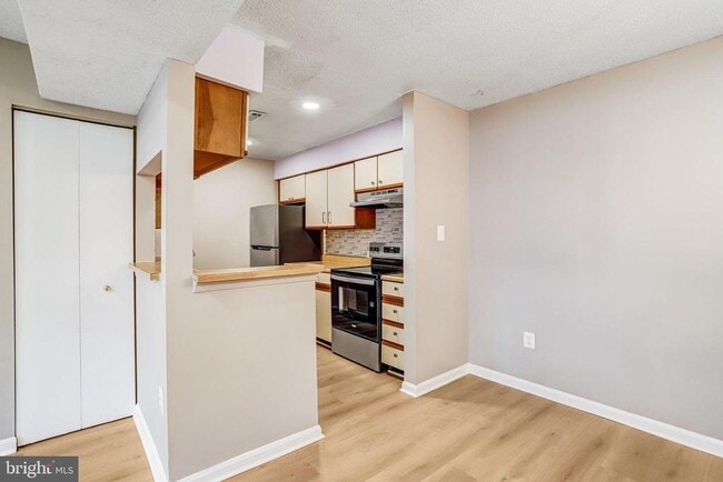 Building Photo - 1603 Carriage House Terrace