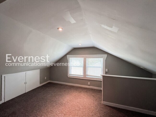 Building Photo - 5 Bed/4 Bath Home with Fenced Yard / Available Now!