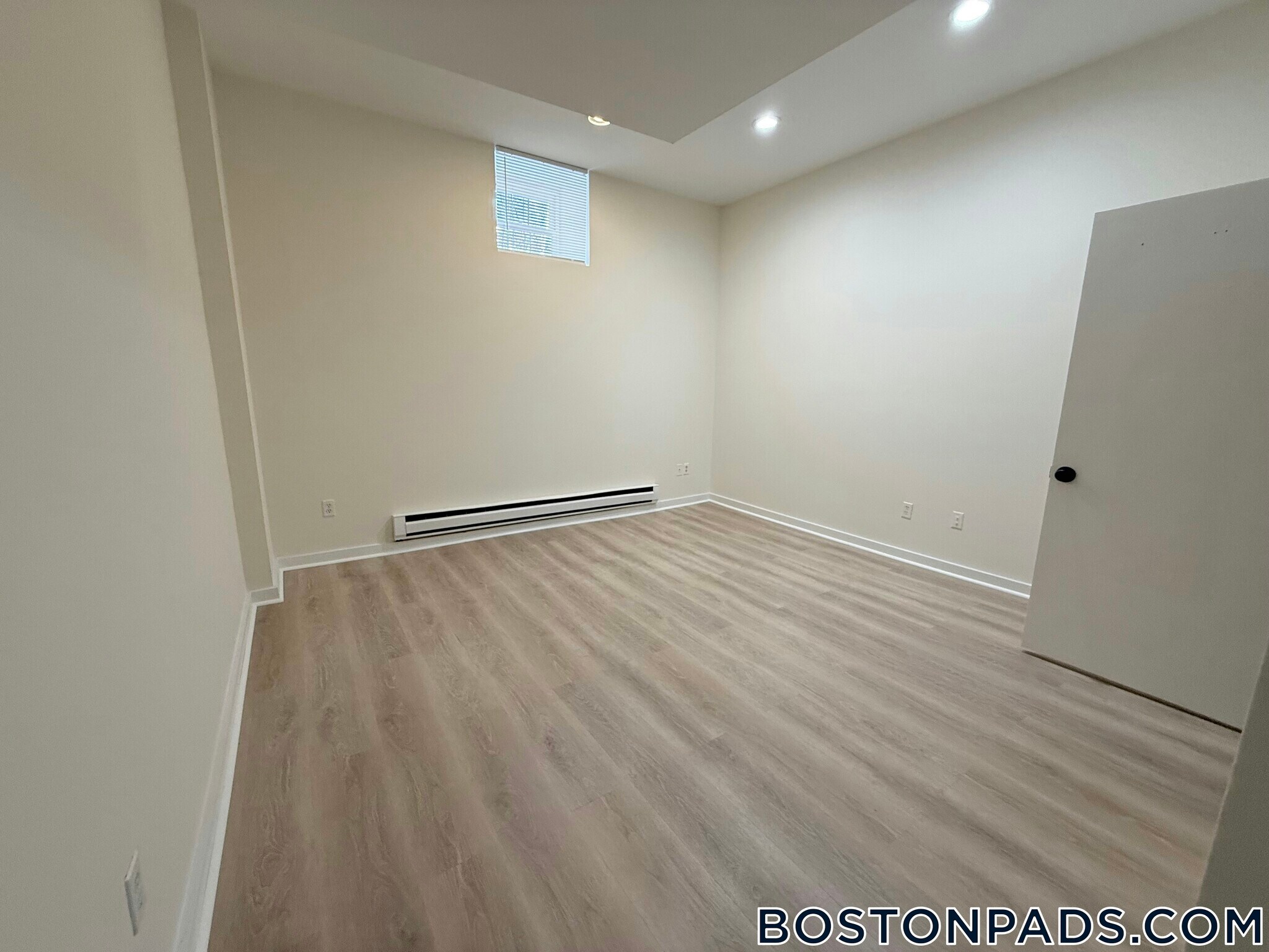 Building Photo - 452 Park Dr