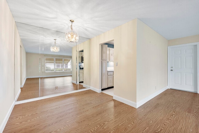 Building Photo - 212 W High Point Terrace