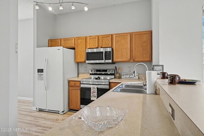 Building Photo - 1290 Ardmore St