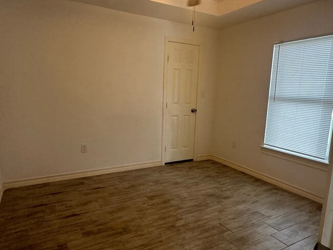 Building Photo - 806 Old Angleton Rd