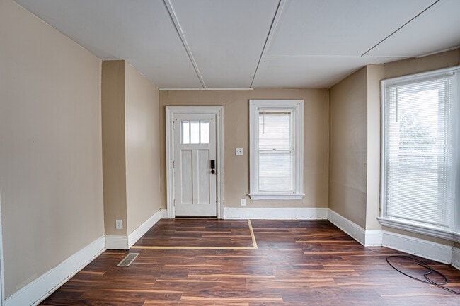 Building Photo - 426 N Lake St