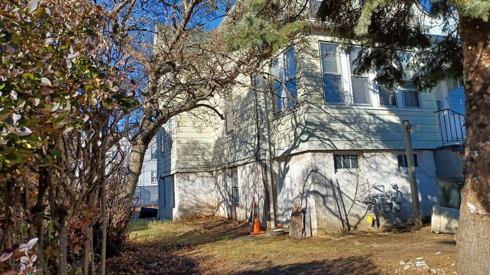 Building Photo - 33 Center St