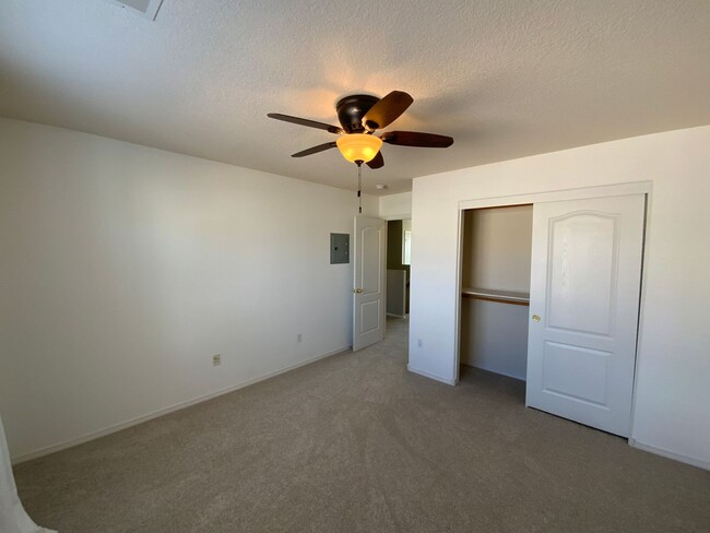 Building Photo - 4 Bedroom Home Available Near Unser Blvd N...