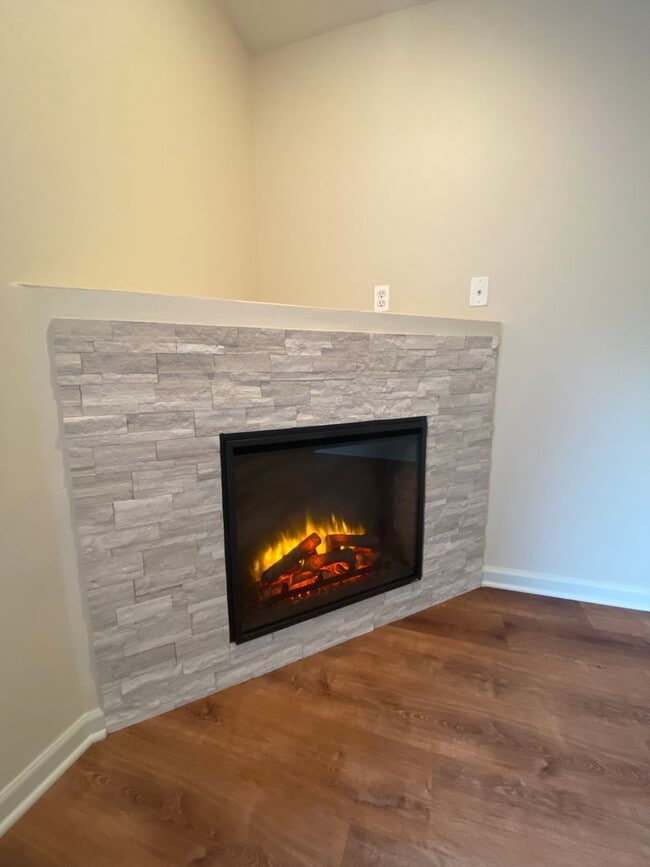 Building Photo - 2 Bedroom Townhome