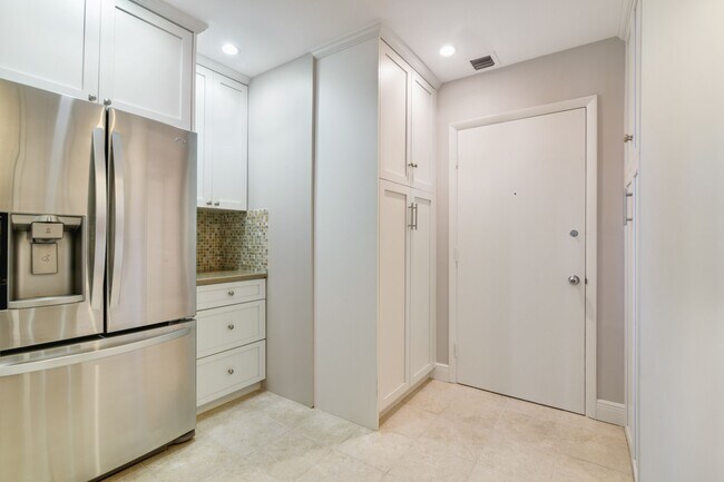Building Photo - 2100 S Ocean Ln
