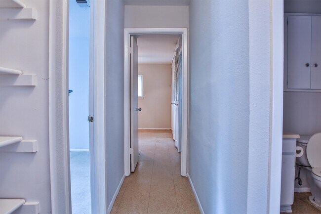 Building Photo - 9518 Millbrook Dr