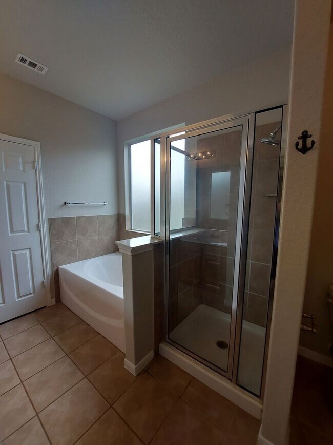 Building Photo - Lovely 4 Bedroom Home with Master Downstai...
