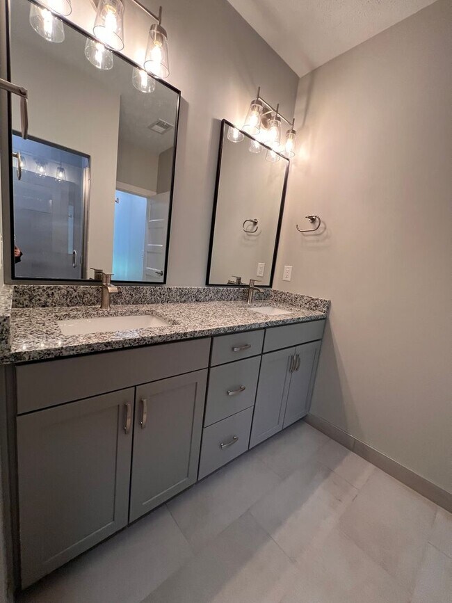 Building Photo - Luxury Living In Midtown near UNMC - 2bed 3bath + Garage