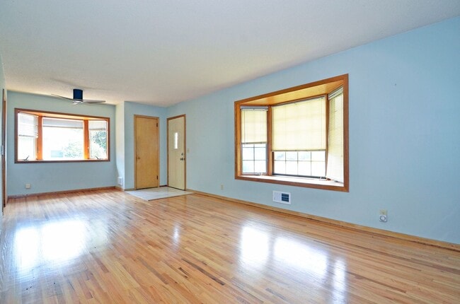 Building Photo - Beautiful 4-Bed, 2-Bath Home in Bloomington - Available Now!