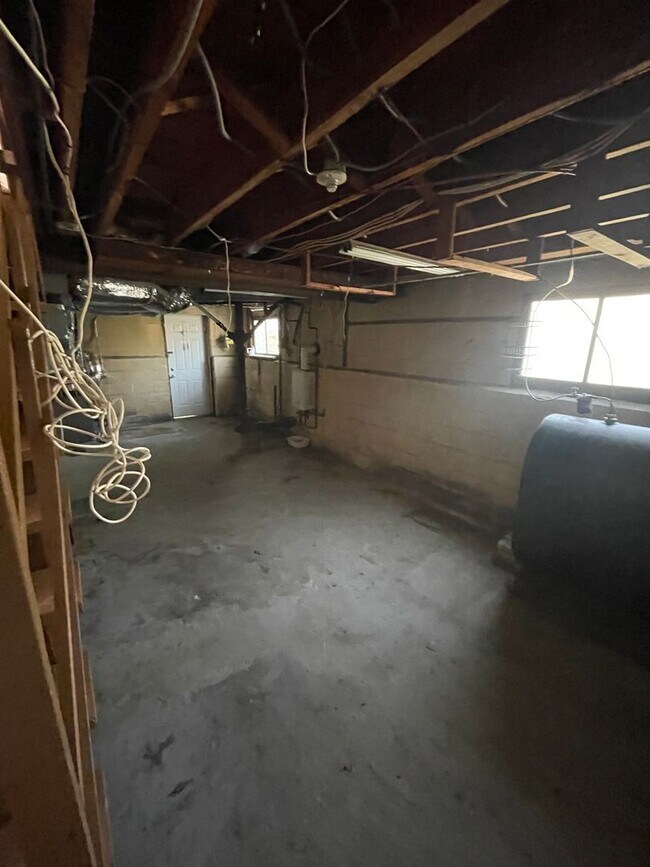 Building Photo - 281 Oakwood St