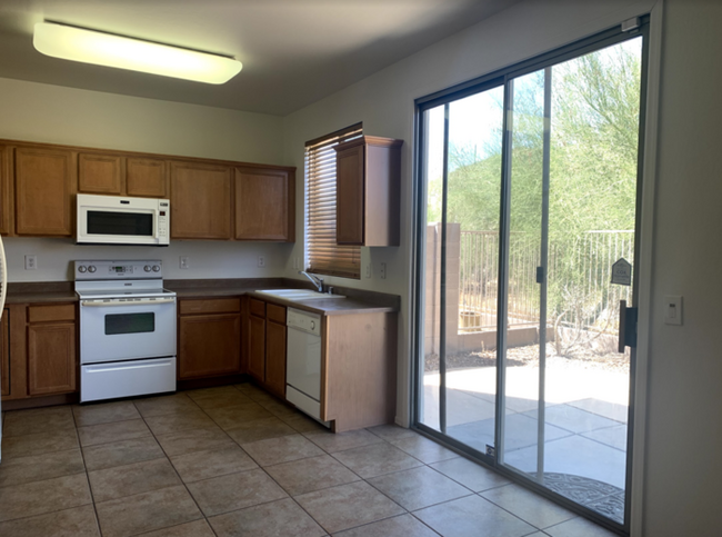 Building Photo - Spacious 3 Bed 2.5 Bath Home! Gated Commun...