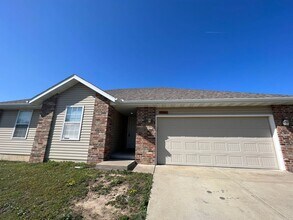 Building Photo - Beautiful 3 bedroom / 2 bathroom house in Joplin Mo close to Missouri Southern with two car garage!!