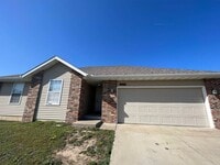 Building Photo - COMING SOON: Beautiful 3 bedroom / 2 bathroom house in Joplin Mo close to Missouri Southern with ...