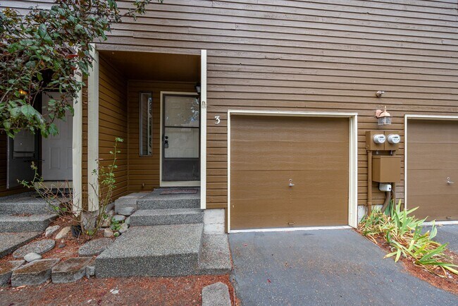 Building Photo - 2 bedroom/1.5 bathroom townhouse