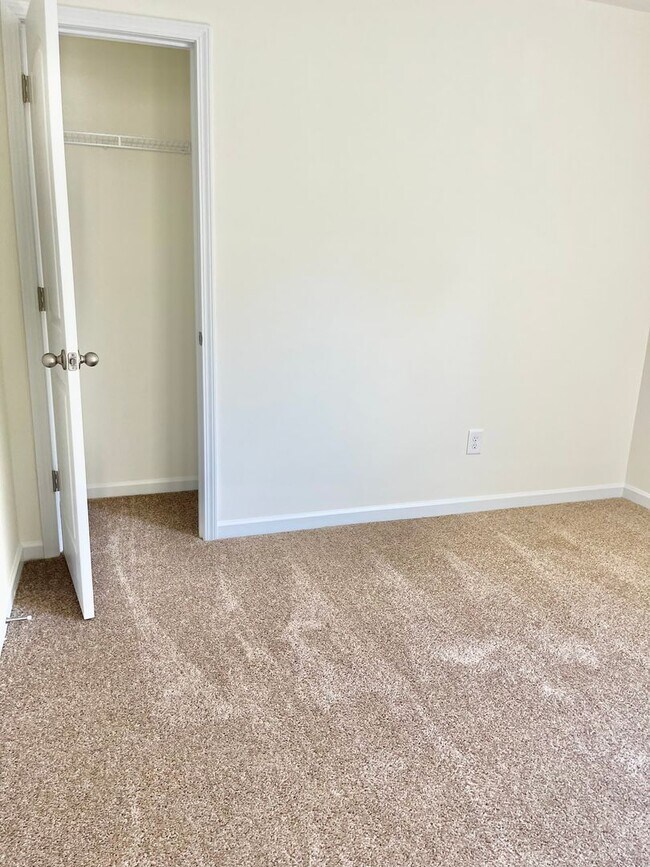 Building Photo - Available Now – Spacious 4BR Home on 1.5 Acres in Rural Hall!