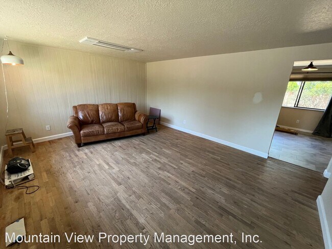 Building Photo - 3 br, 1 bath House - 1302 NE Dempsey Drive