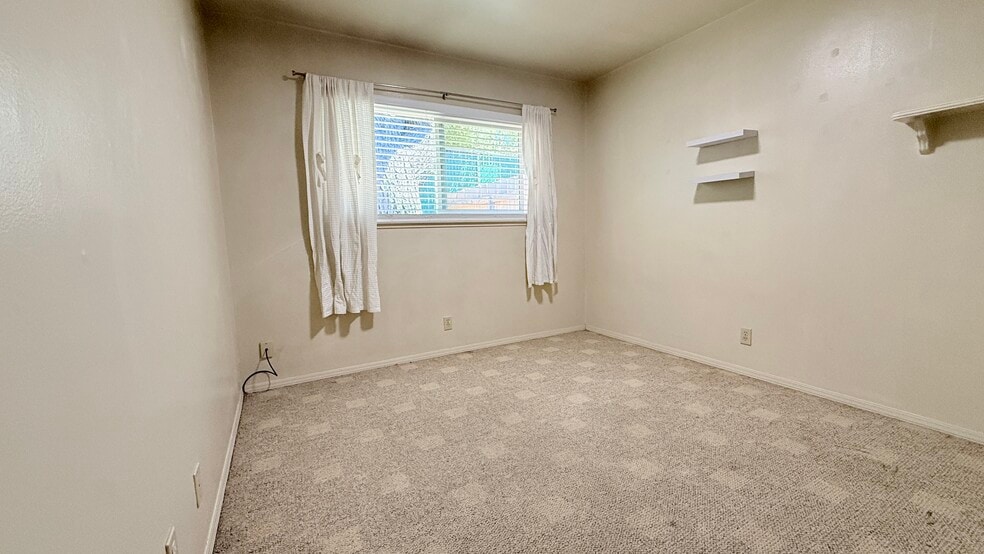 Building Photo - 550 Highland Dr