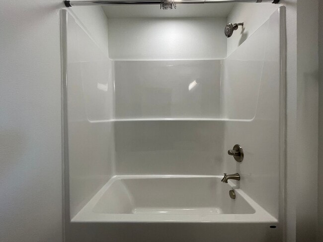 Building Photo - Rooming unit - ROOM for RENT with shared living spaces. WWU Students Welcome!