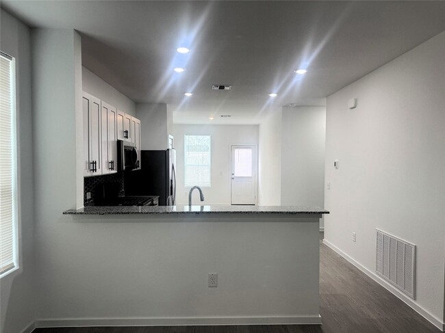 Building Photo - 519 Louis Ln