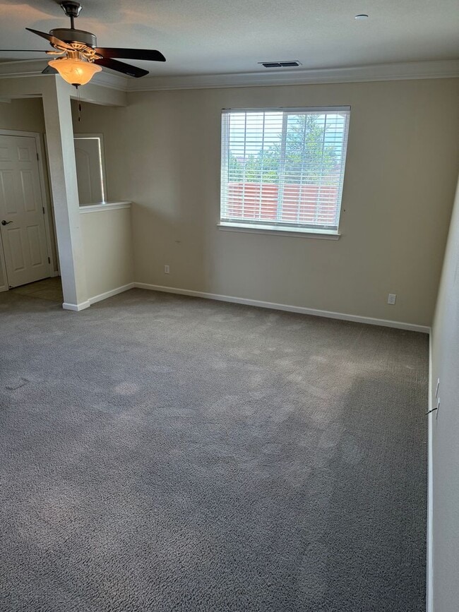 Building Photo - 3-bedroom, 2.5-bathroom townhouse located ...