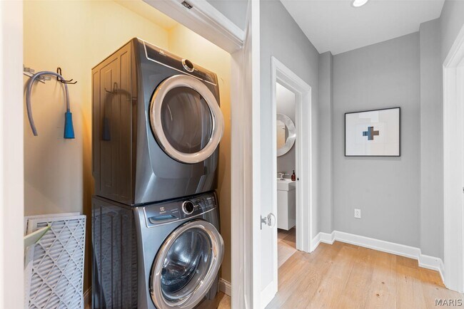 Building Photo - 4909 Laclede Ave