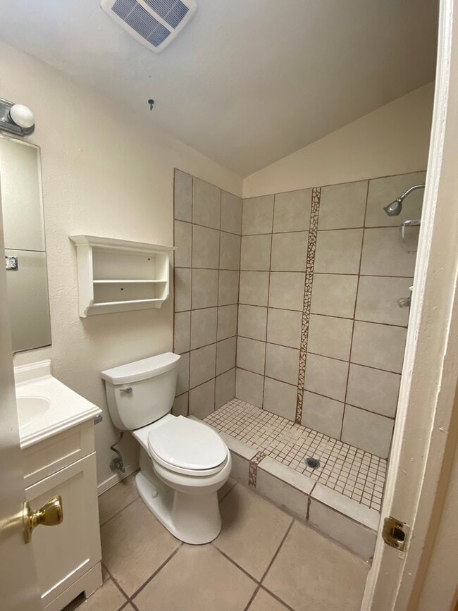 Building Photo - Cute 2 bedroom, 2 bath duplex, spacious ba...