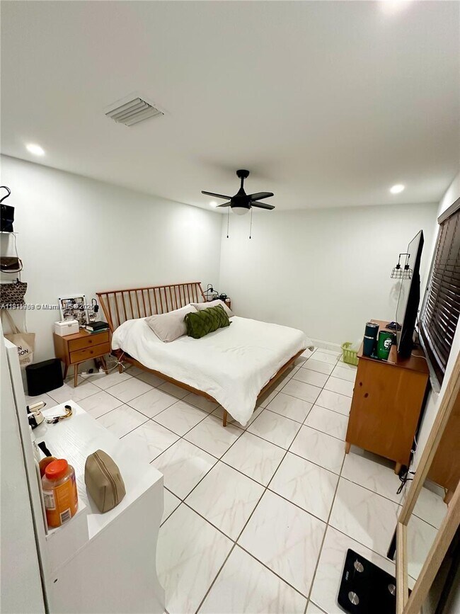 Building Photo - 5975 SW 137th Ave