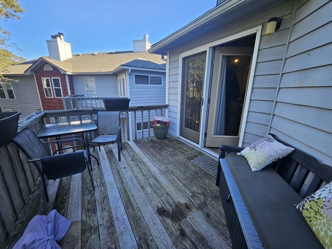 Building Photo - 700 W 1st St