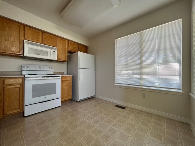 Building Photo - Charming 2 Bed/1.5 Townhome in Fabulous Lo...