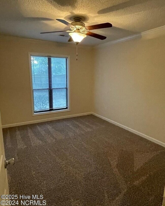 Building Photo - 904 Persimmon Pl