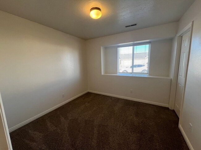 Building Photo - 3 bedroom, 2 bathroom twin home in Cedar W...