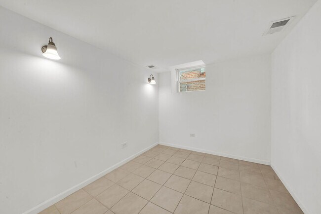 Building Photo - 5527 S Mason Ave