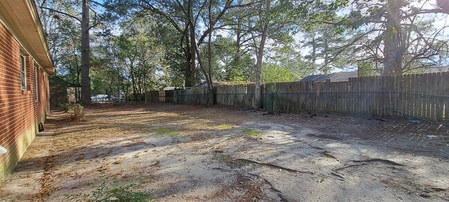 Building Photo - 806 S Best St