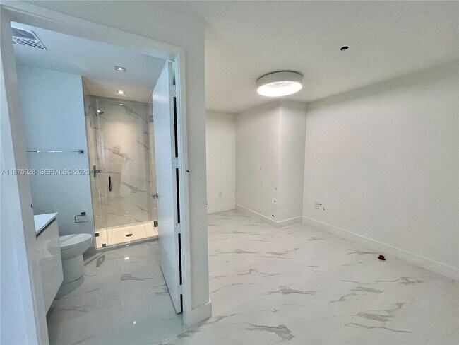 Building Photo - 700 NE 24th St