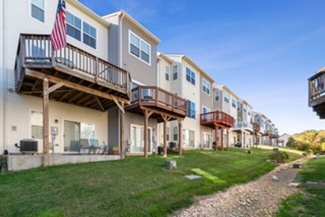 Building Photo - 213 Shamrock Dr