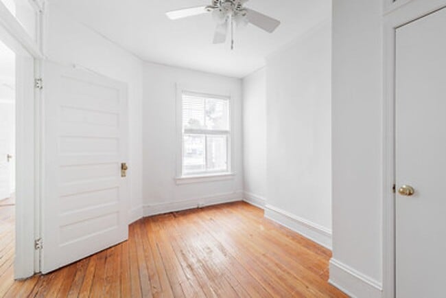 Building Photo - Great Fan Rowhouse!!
