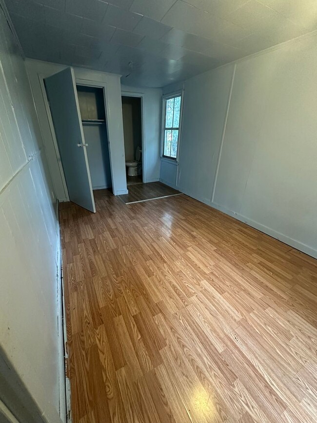 Building Photo - 4-bedroom, 2 bathroom home AVAILABLE NOW!
