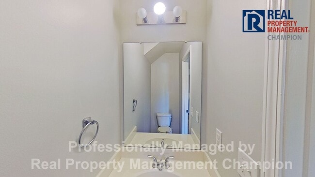 Building Photo - Adorable 3 BD 1.5 BA Home on Corner Lot with Fenced Back Yard