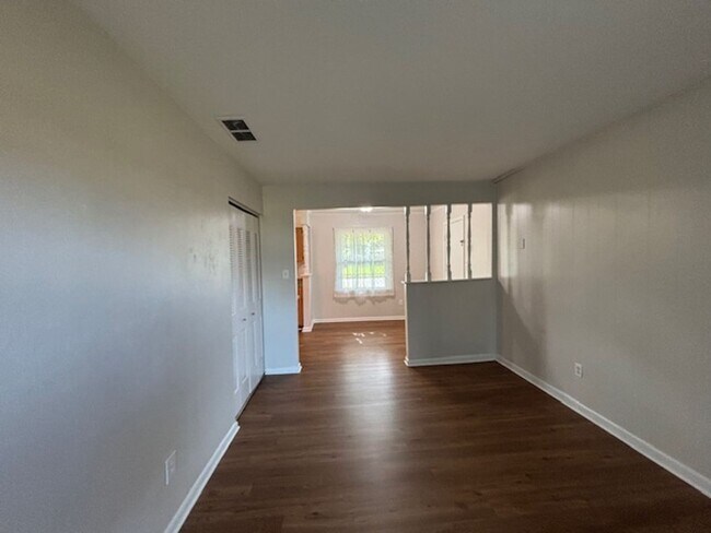 Building Photo - Windsor Oaks West