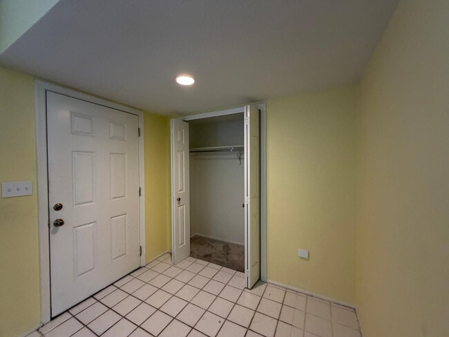 Building Photo - 2524 S El Paradiso