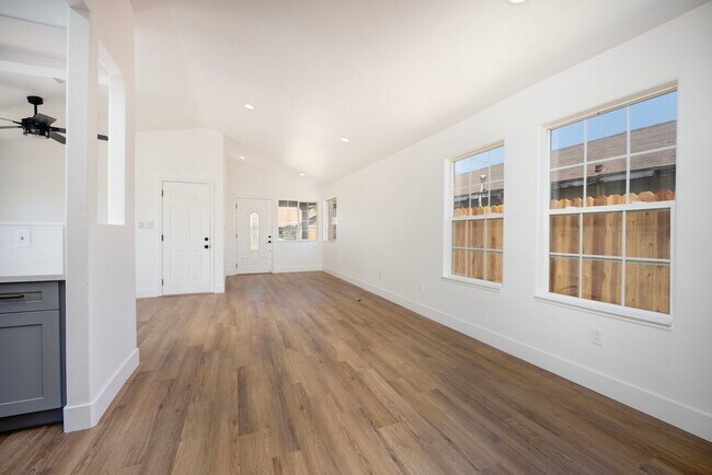 Building Photo - 2716 Yreka Ave