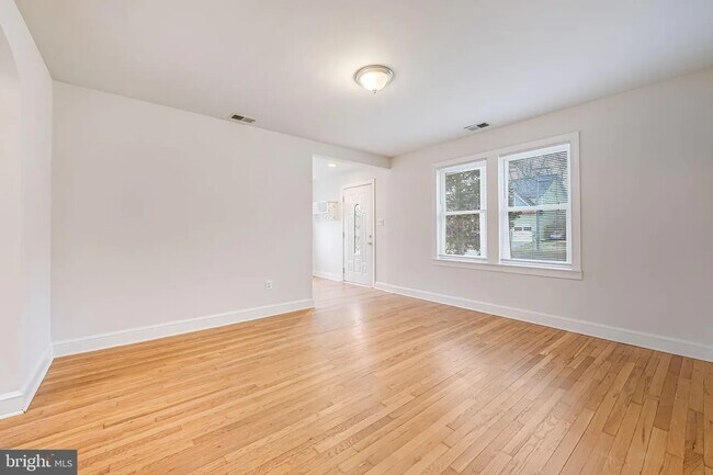 Building Photo - 2957 Strathmeade St