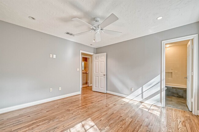 Building Photo - 3710 Linkview Dr