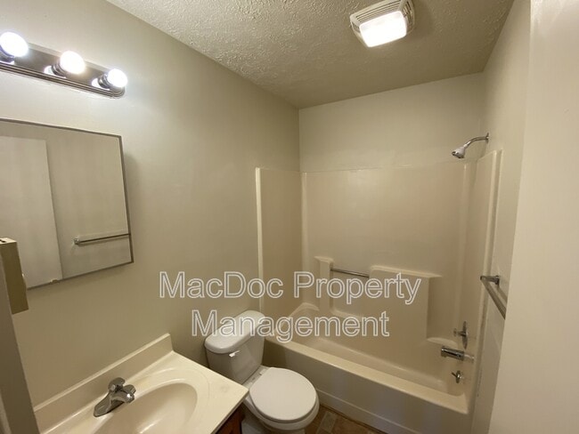 Building Photo - 624 Highview Ct