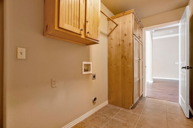 Building Photo - Stunning 4 Bed 2 Bath Home close to Elm Springs Walmart!