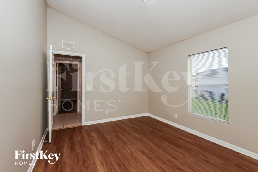 Building Photo - 1113 Harry Ave S