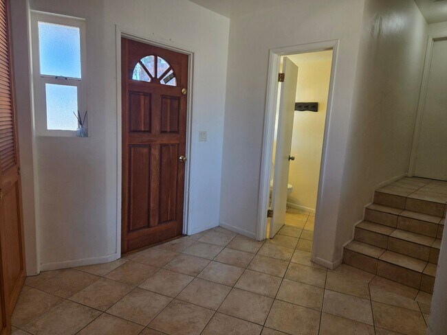 Building Photo - SDSU / College Area 6 bedrooms with 4 baths split-level home.