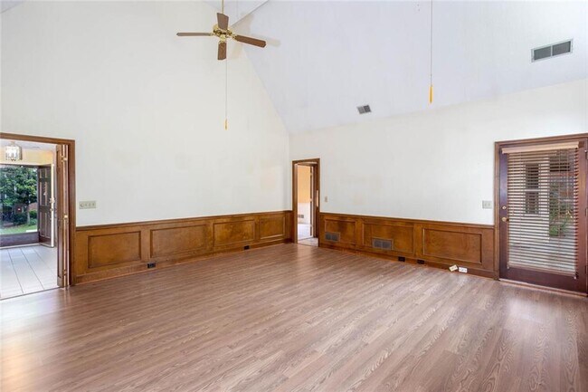 Building Photo - 179 Lakeside Dr NW